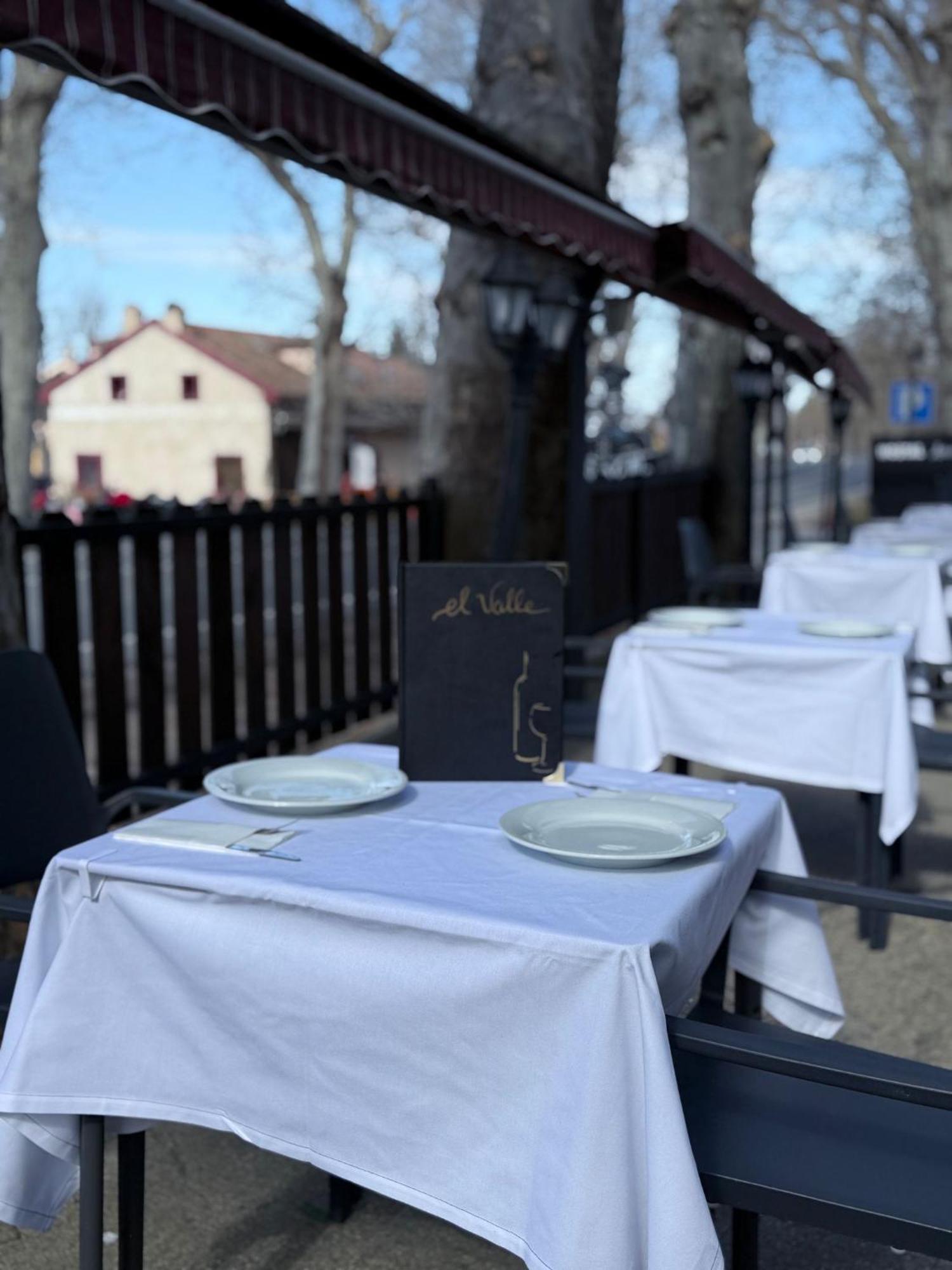 El Valle Hostal Restaurante La Pradera de Navalhorno Exteriör bild